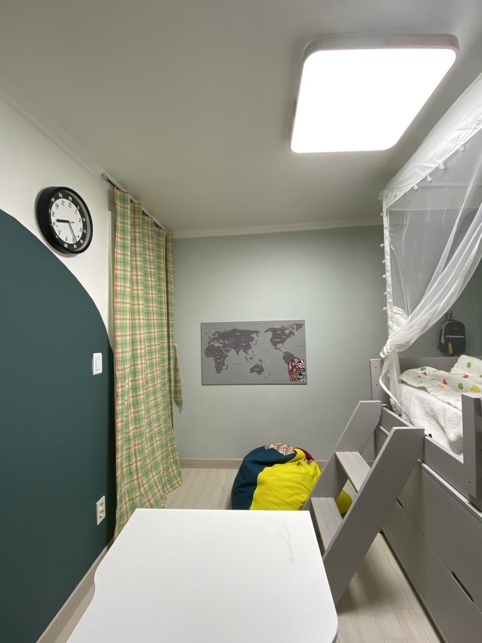 재배치로 차분하고 실용적인 아이방 인테리어 가구 12