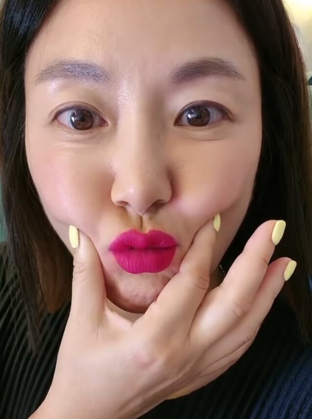 한손으로-볼을잡고있는모습