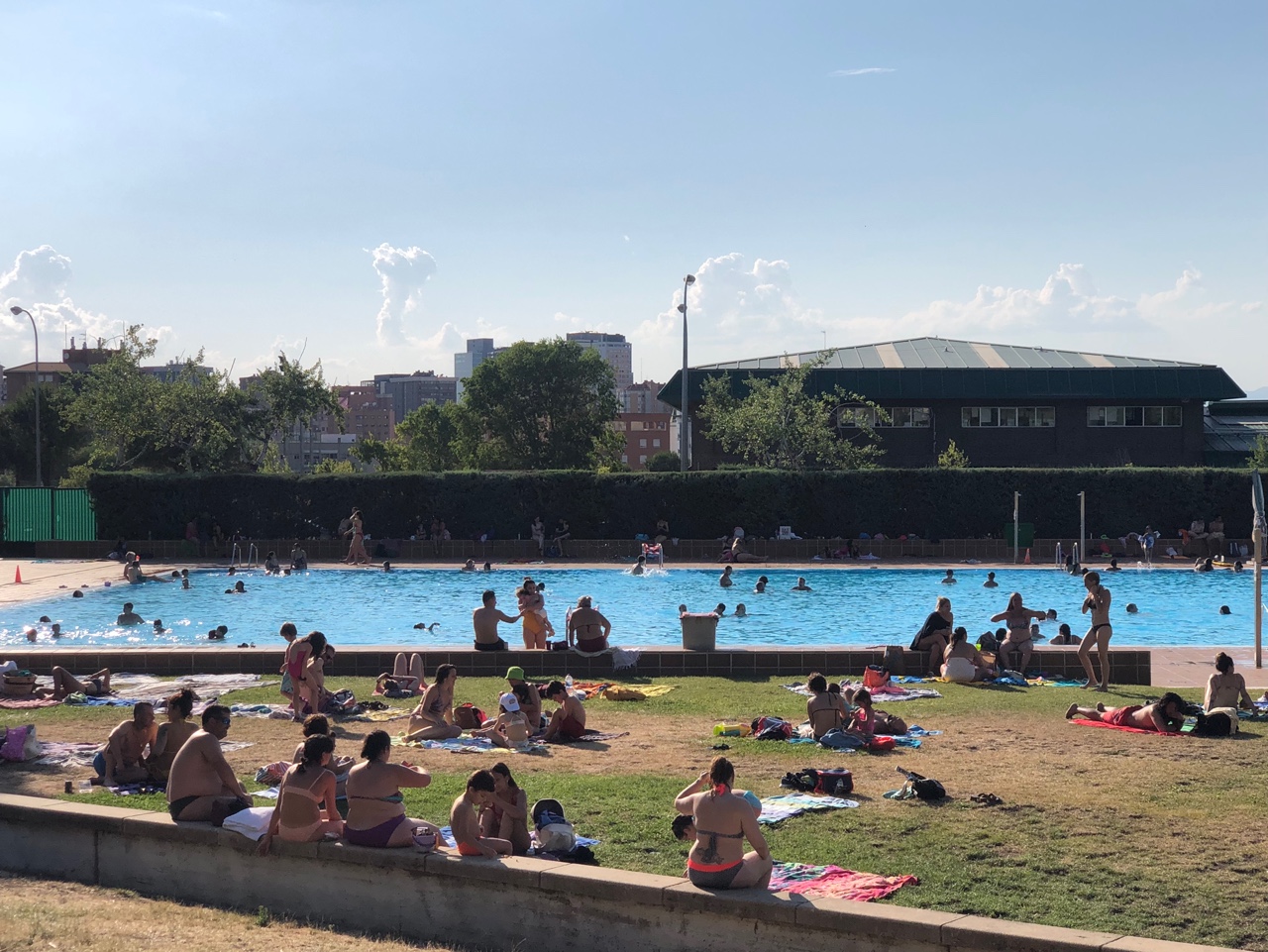 스페인 동네 야외 수영장 모습