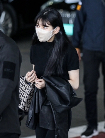 수지-발렌티노-미니-쇼퍼백-코디