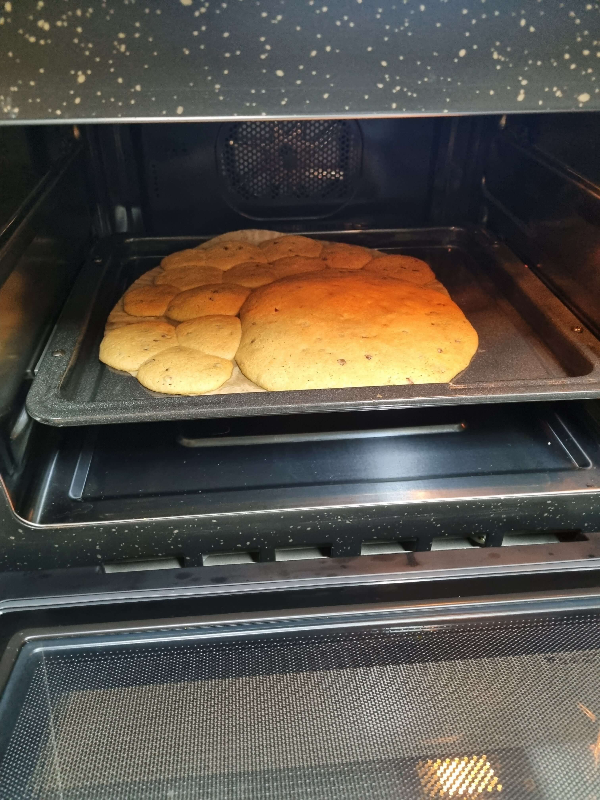 오븐에서 구워지는 쿠키