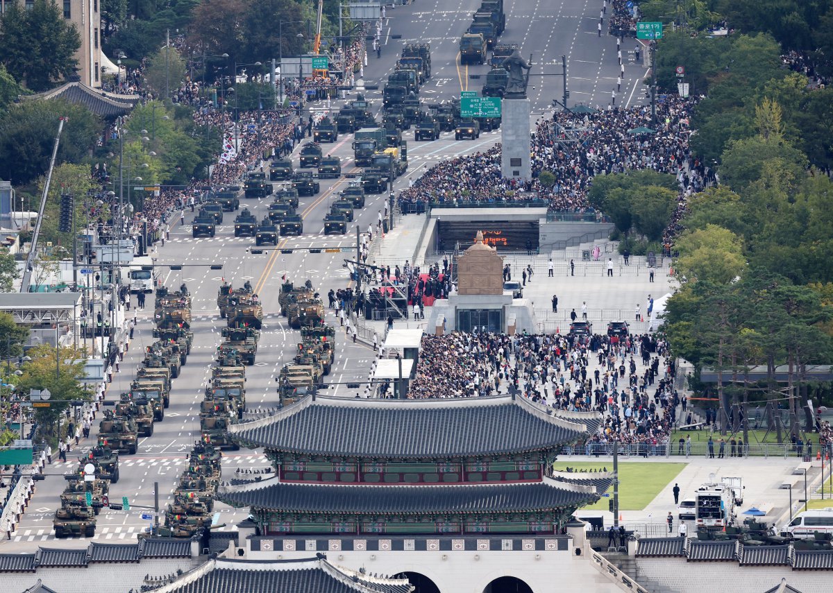 '괴물미사일' 현무-5부터 '죽음의 백조' B-1B 랜서, 그리고 시가행진까지... 건군 제76주년 국군의 날 이모저모 - 시가행진 위해 80억 원 예상 편성 '세금 낭비' 비판 나와 '괴물미사일' 현무-5부터 '죽음의 백조' B-1B 랜서, 그리고 시가행진까지... 건군 제76주년 국군의 날 이모저모 - 시가행진 위해 80억 원 예상 편성 '세금 낭비' 비판 나와