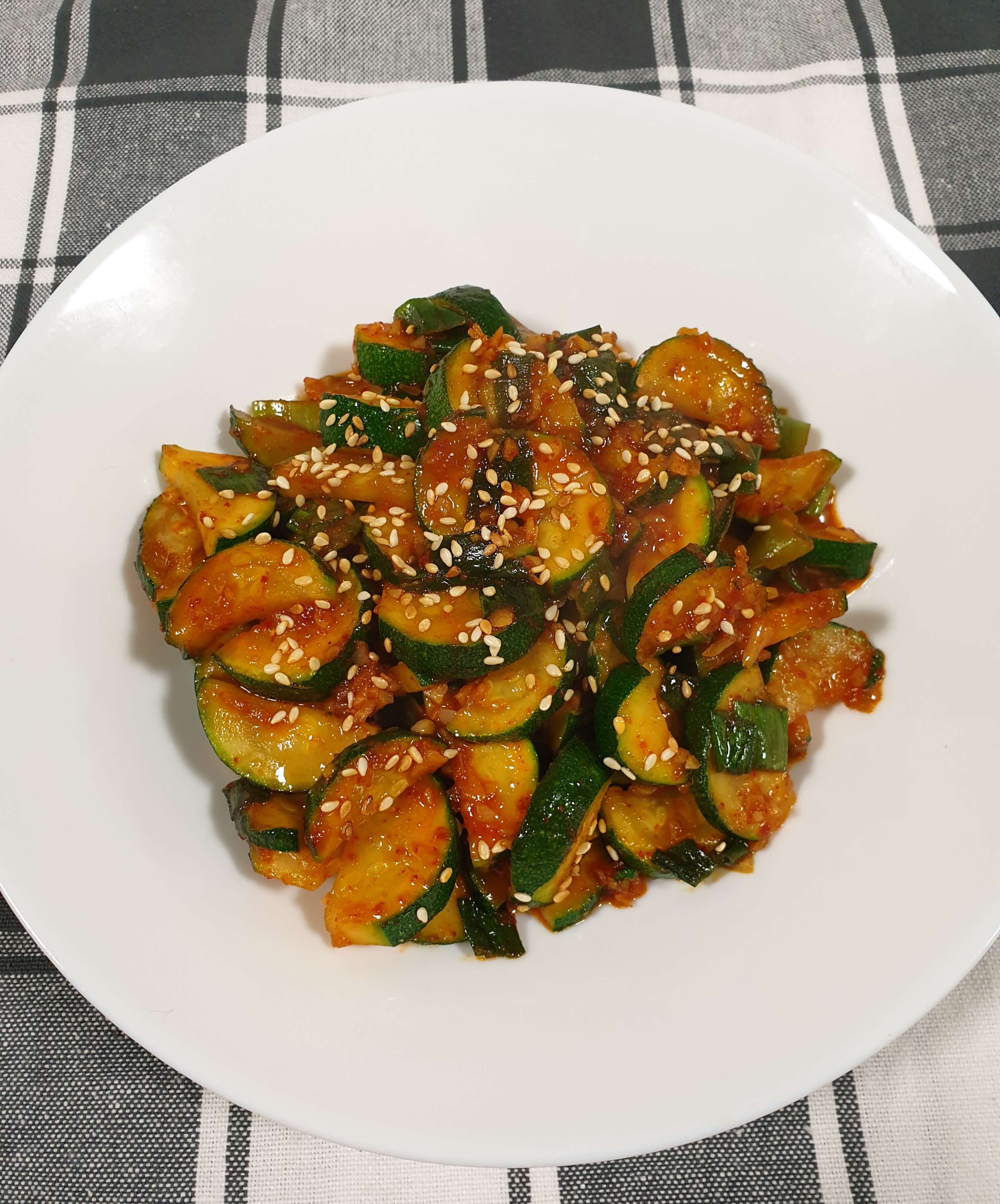  빨갛게 볶아내 더 맛있는 매콤 애호박 볶음