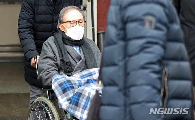  MB, 형 집행정지 신청 尹 사면, 지금 언급할 문제 아냐 지병 당뇨 합병증 신경계 마비 증세 진료 집행정지 심의위원회 열어 허가 여부 검토 예정 국민 의견 여쭤보고 사회적 합의 국민 뜻대로