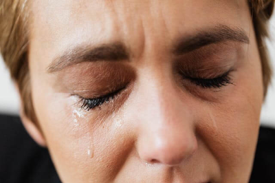 암 판정을 받고 울고 있는 여성