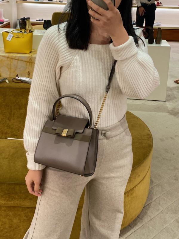페라가모 뉴 바라 보우 탑핸들 플랩 토트백 TAUPE 21I282