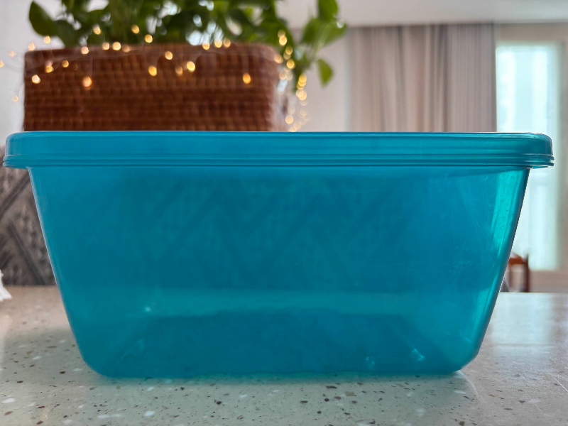 입구보다 아래가 좁은 구형 미라클통 구조.
K-Narrow-bottom design of older K-Miracle container limits storage efficiency for bulky ingredients.