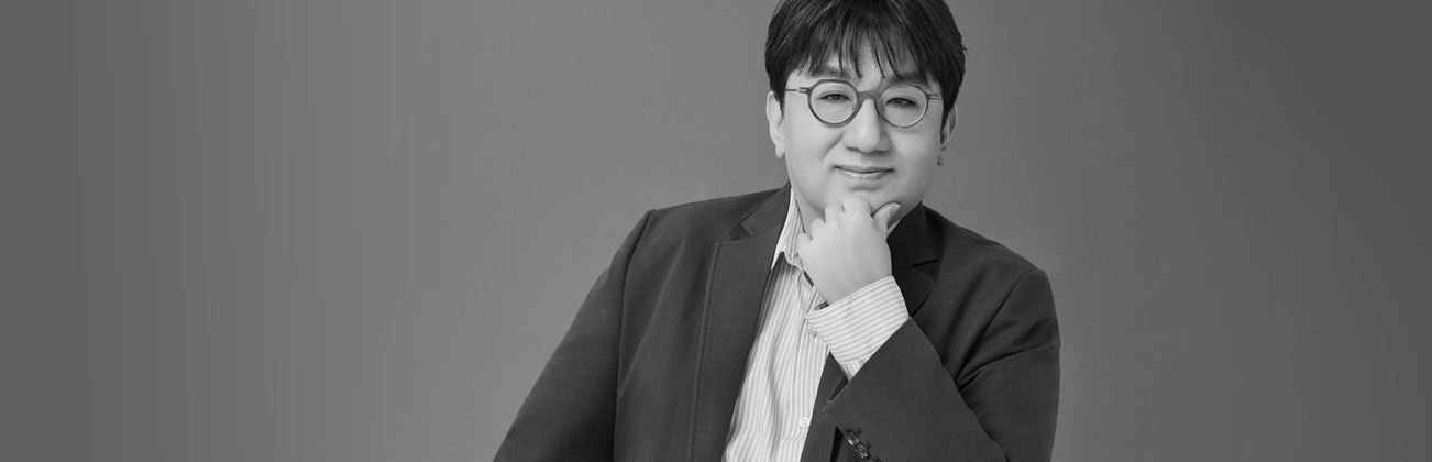 하이브의 대표 의장인 방시혁의 모습이다.
손을 턱에 올리고 자세를 취하고 있다.