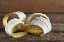바나나 껍질 효능 5가지 설명을 위한 버려진 바나나 껍질 사진