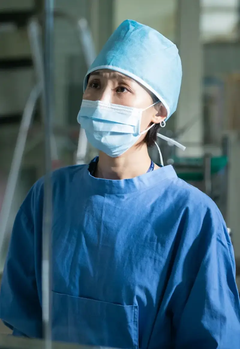 어느 의료실을 배경으로 파란 수술 복장과 마스크를 쓰고 있는 소방서 옆 경찰서 그리고 국과수의 윤홍