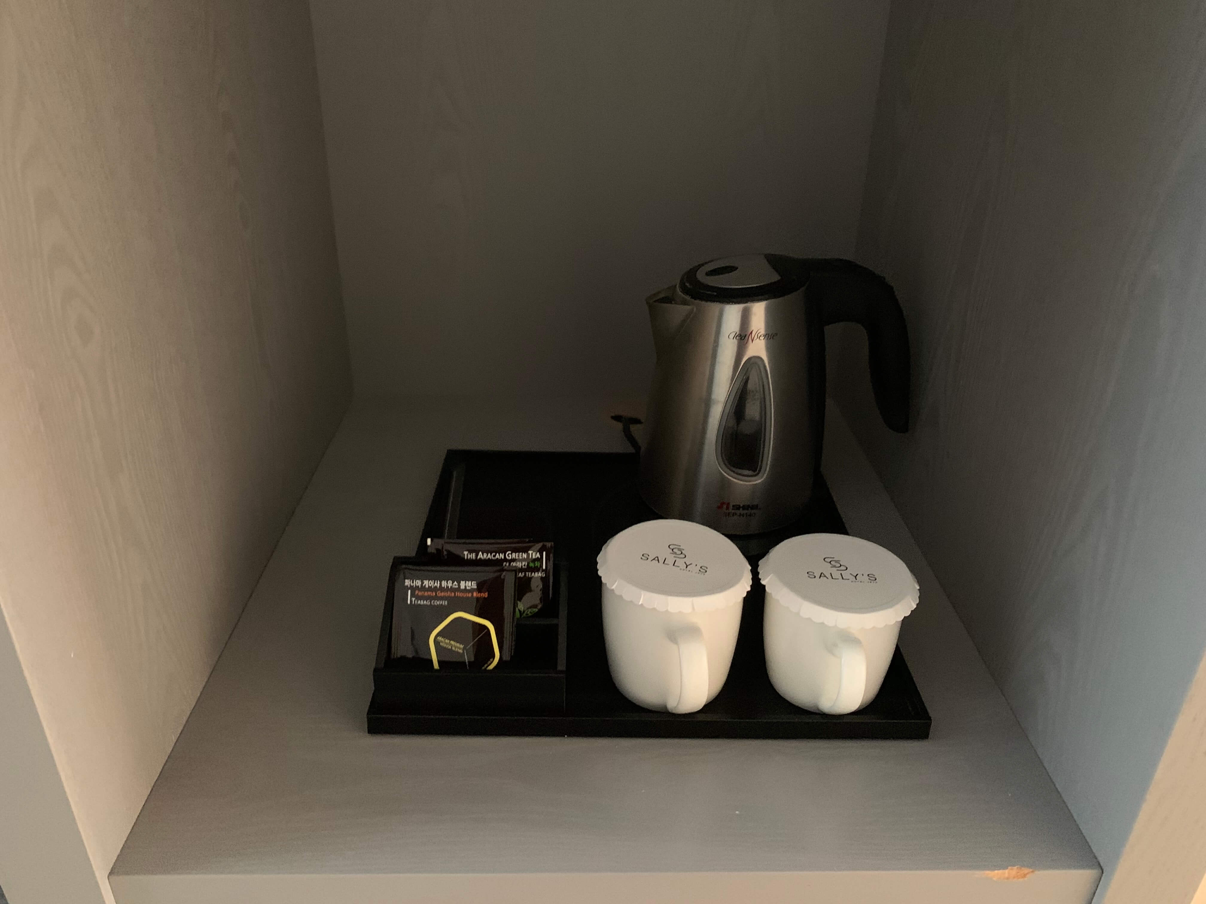 커피포트와-머그컵-사진