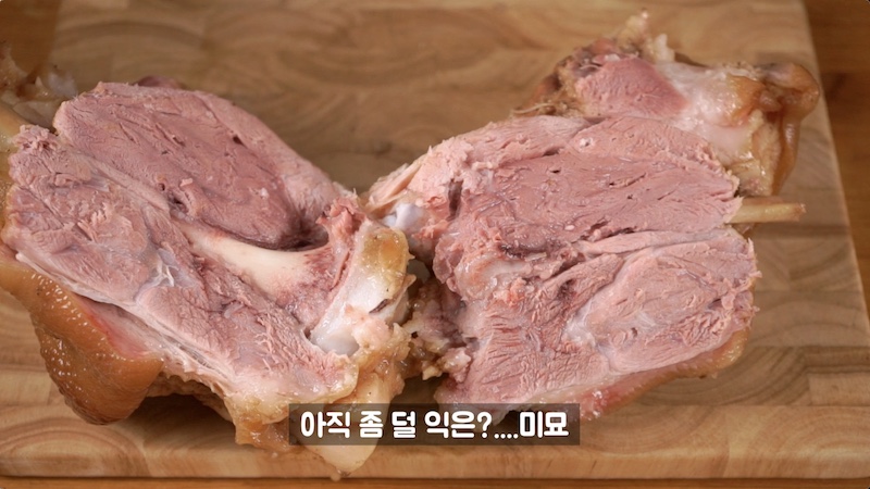 절반으로 자른 -족발-사진