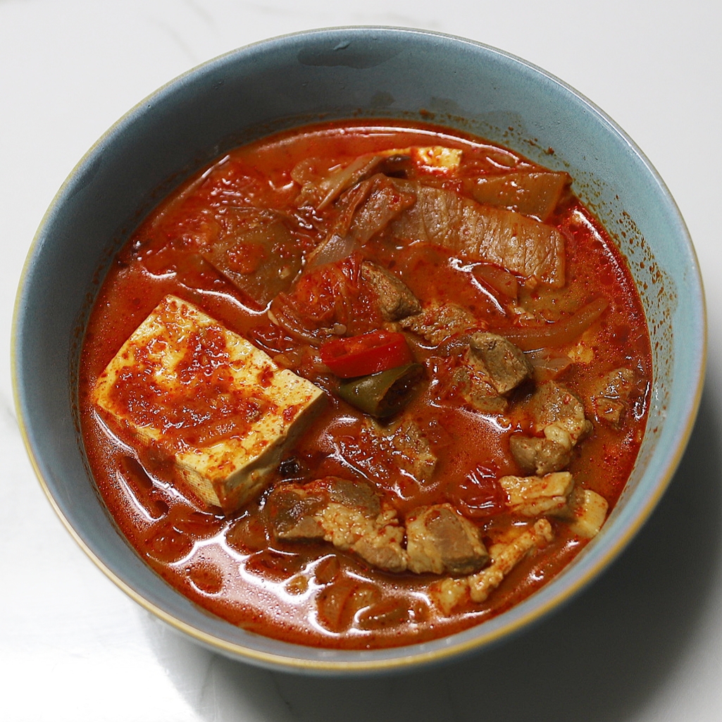 목살을-넣고-완성한-돼지고기-김치찌개