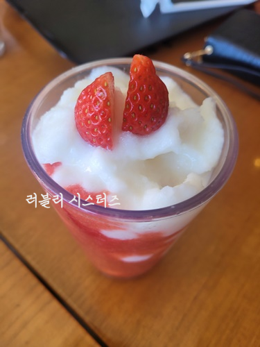 딸기 코코넛 그라니따