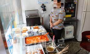 20년 전 떡볶이 사 먹던 작은 꼬마가 어른이 되어…딸의 사위로 나타났다. 그가 건넨 한마디에 모두가 오열하고 말았습니다.