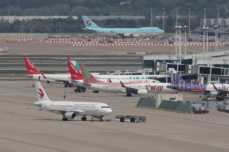 인천국제공항 계류장에 저비용항공사(LCC) 항공기들이 서있다.