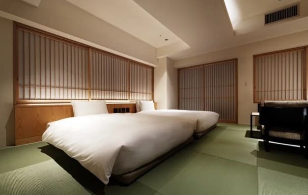 일본식 타다미 위에 넓은 침대가 2개 놓여져 있다.