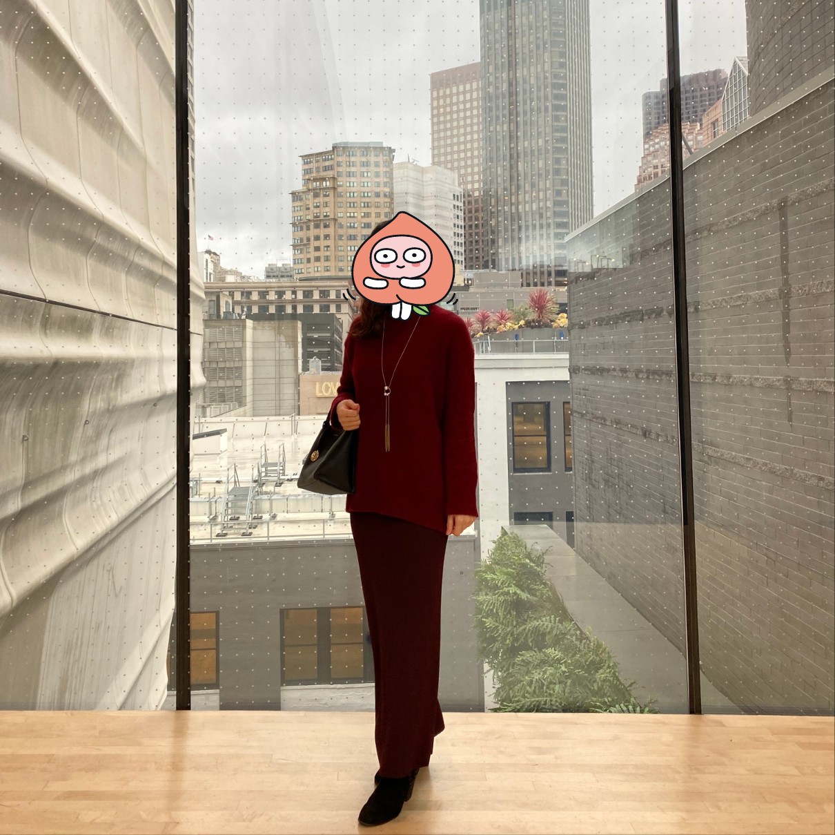 SF 모마 (SF Moma) 근처의 빌딩들이 보이는 유리창