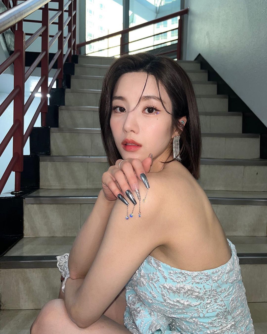  권은비 오프숄더 원피스 인기가요 무대 움짤 gif