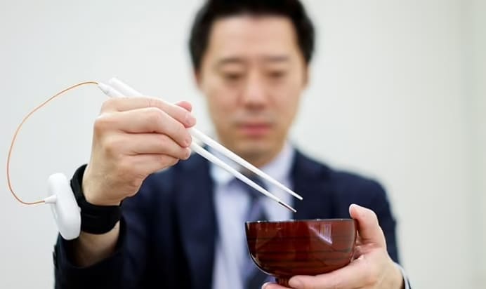 음식 속 소금량 재는 스마트 젓가락 개발 VIDEO: &#39;Smart&#39; chopsticks enhance the salty taste of food in Japan