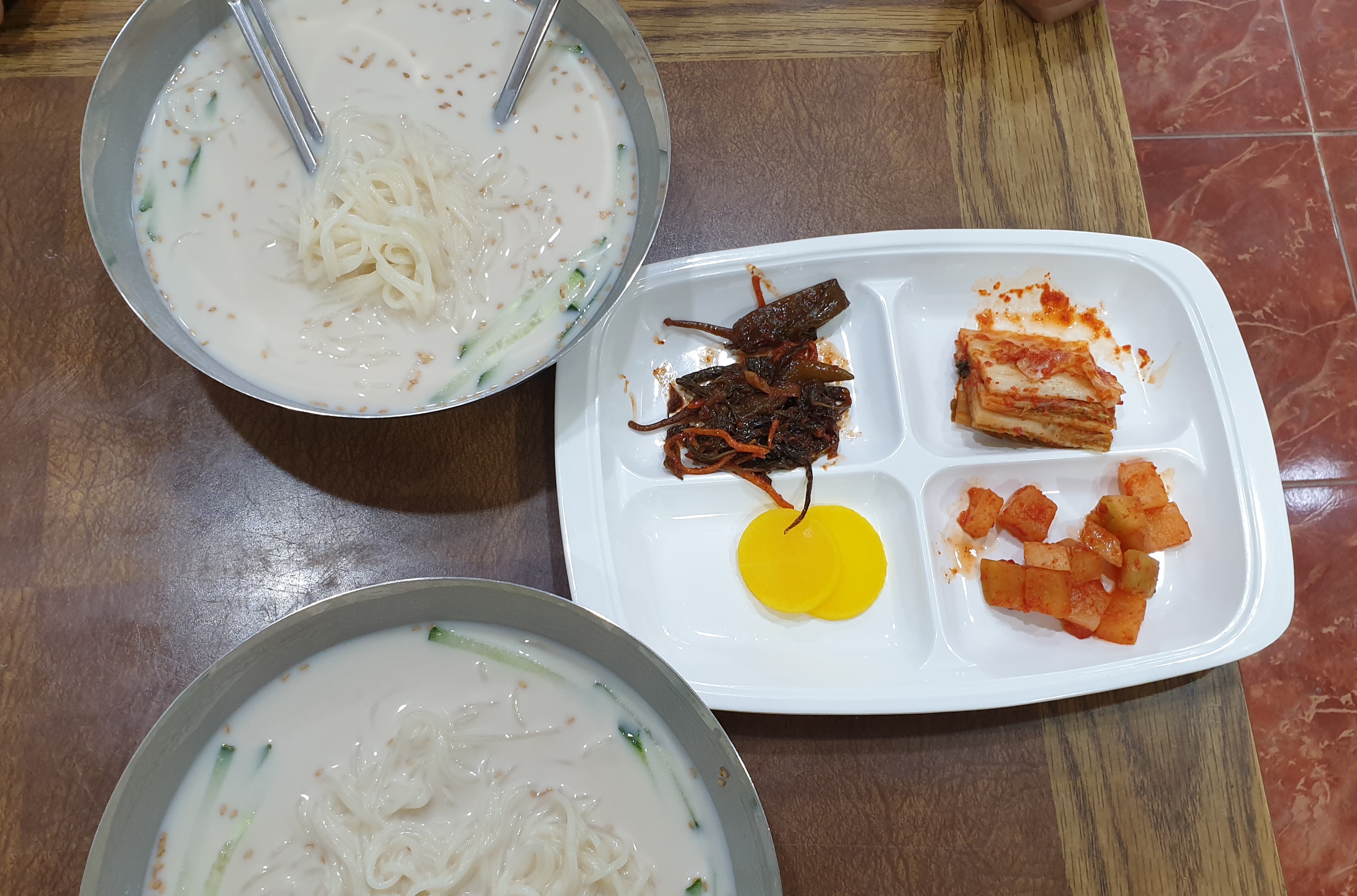 콩국수와 기본 반찬