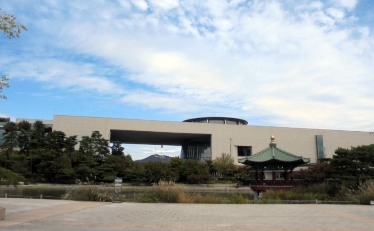  박물관, 미술관, 도서관 등 문화시설 운영을 부분적으로 재개한다.