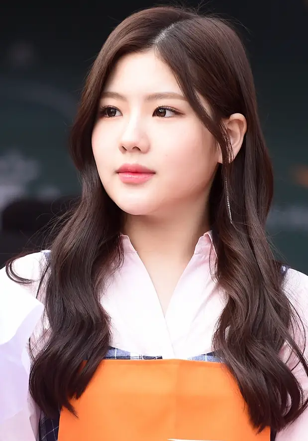 구구단 활동 당시 기자에게 찍힌 사진. 얼굴이 가깝게 잡힌 근접샷으로 웨이브 머리를 하고 있다.