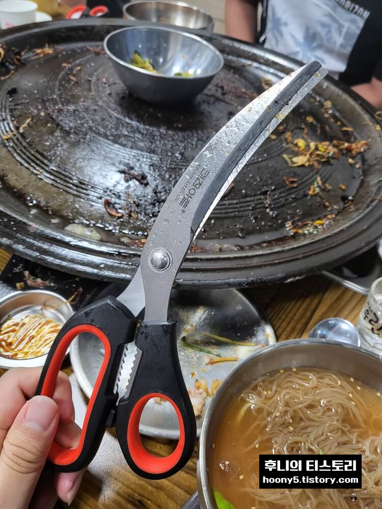 곡선 가위 한 컷
