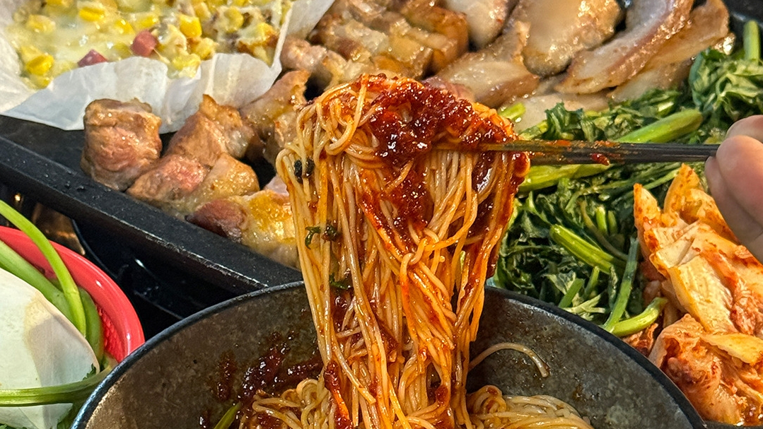 3. 김숙성 경산점 – 레트로 감성의 삼겹살, 하이볼까지 한잔
