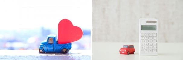 왼쪽사진-하트를싣고있는-파란트럭-1대-오른쪽-사진-빨간색-자동차모형과-계산기