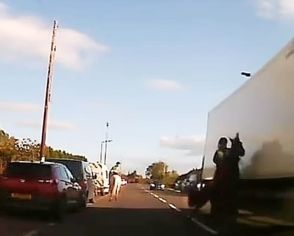 심장 멎는 아슬아슬한 장면 VIDEO:Teen horse rider has near miss after hitting side of a lorry
