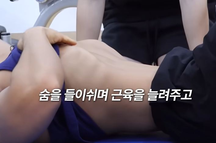 내려갈 때에는 숨을 들이마시면서 근육을 늘려주고