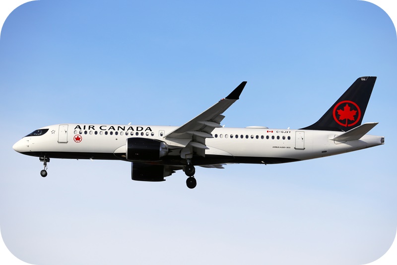 에어캐나다-에어버스-A220-여객기-푸른-하늘-비행중