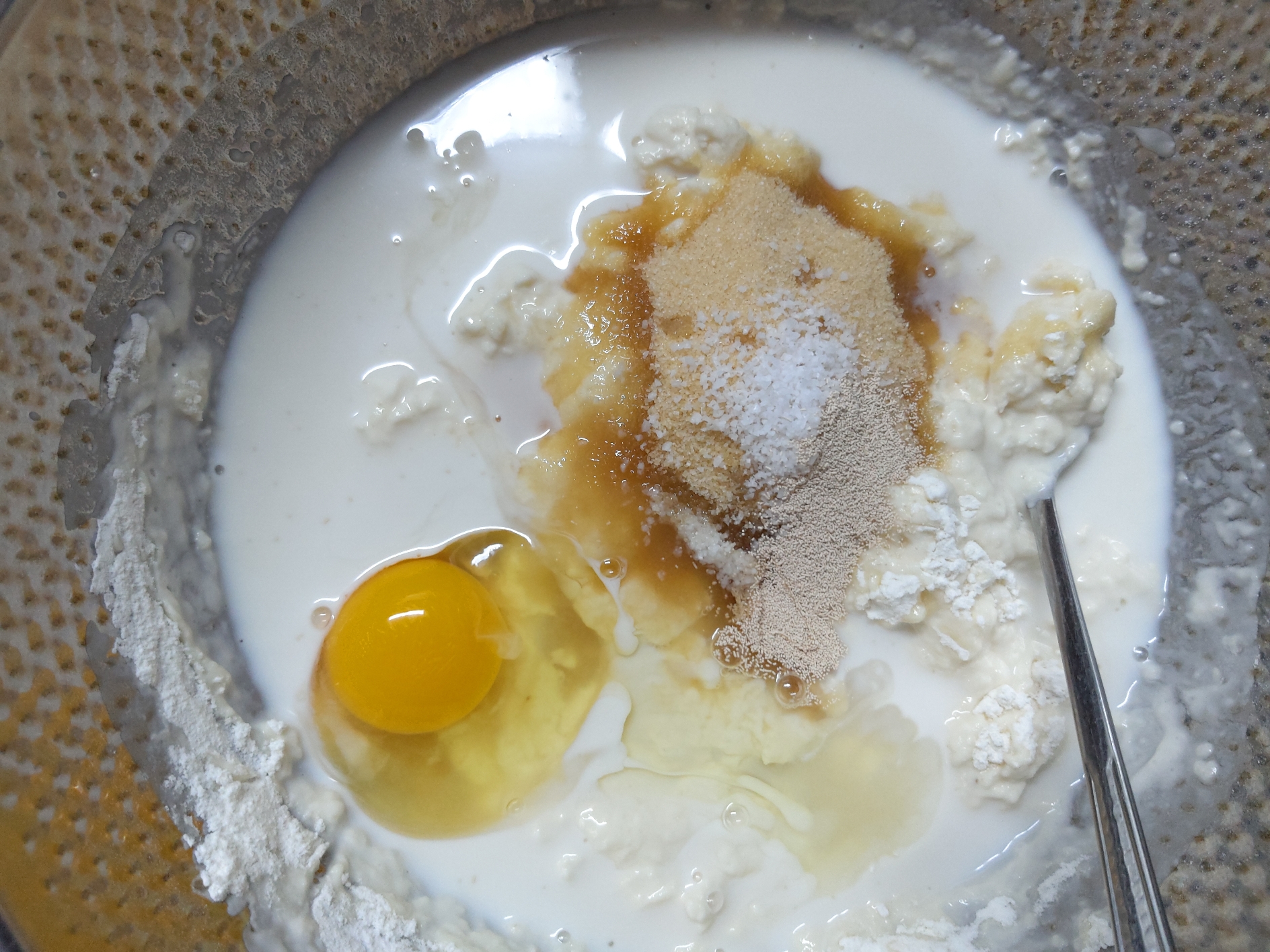 밀가루에 계란과 설탕&#44; 소금&#44; 막걸리를 넣는다.