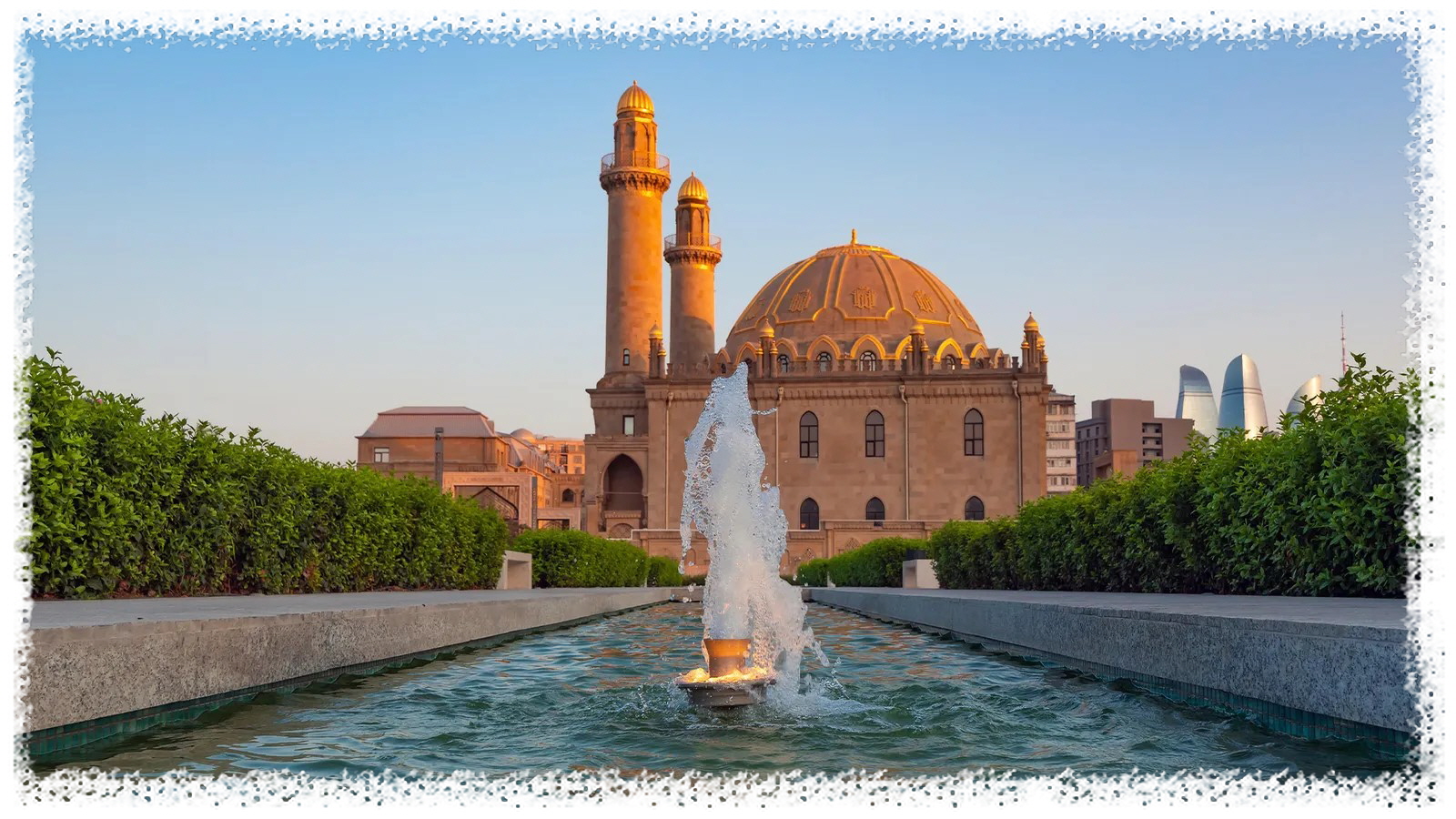 타자 피르 모스크(Taza Pir Mosque)는 이슬람 세계 전반에서 디자인 영감을 얻었습니다