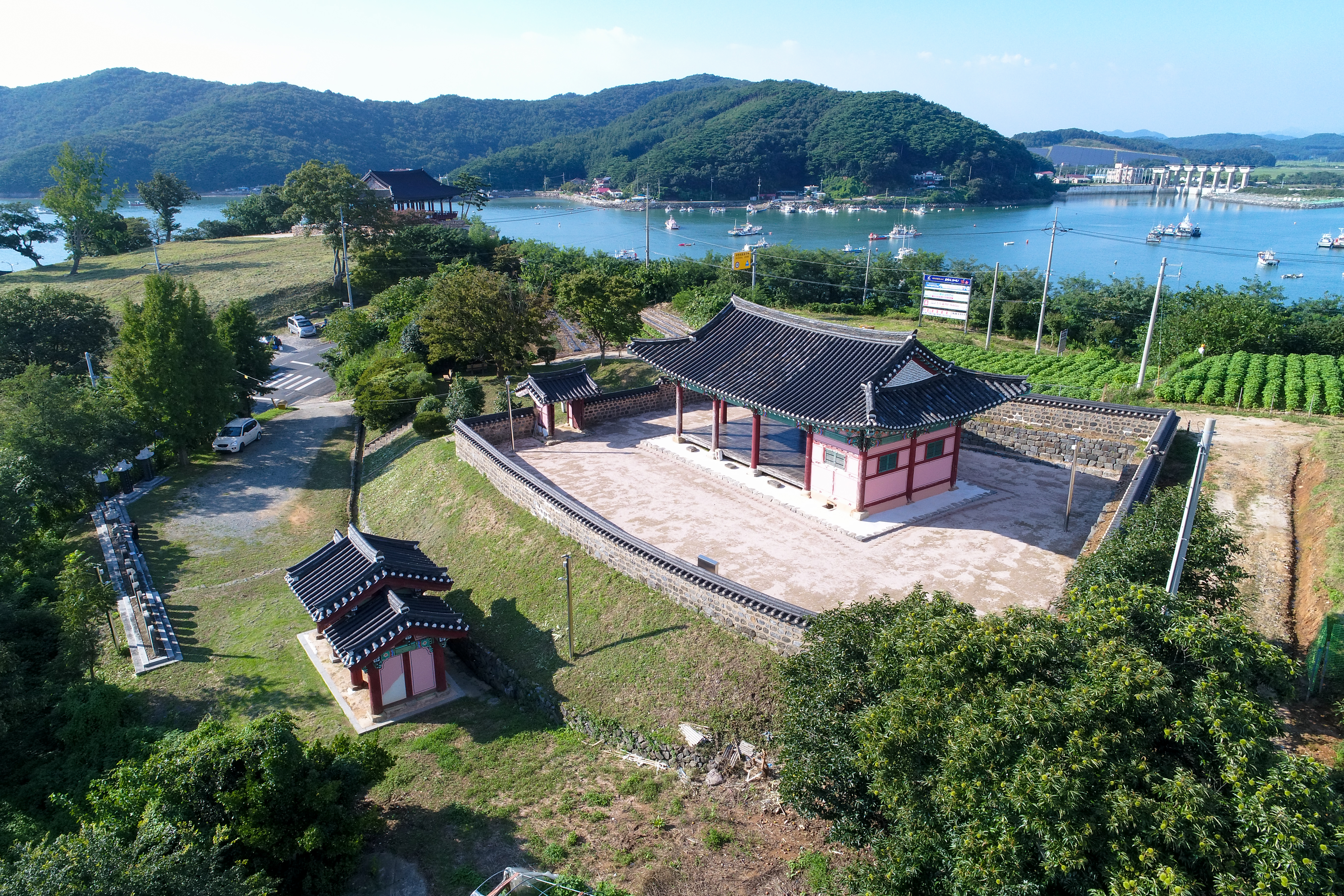 장교청, 내삼문(비석군), 영보정이 보인다._문화재청 사진