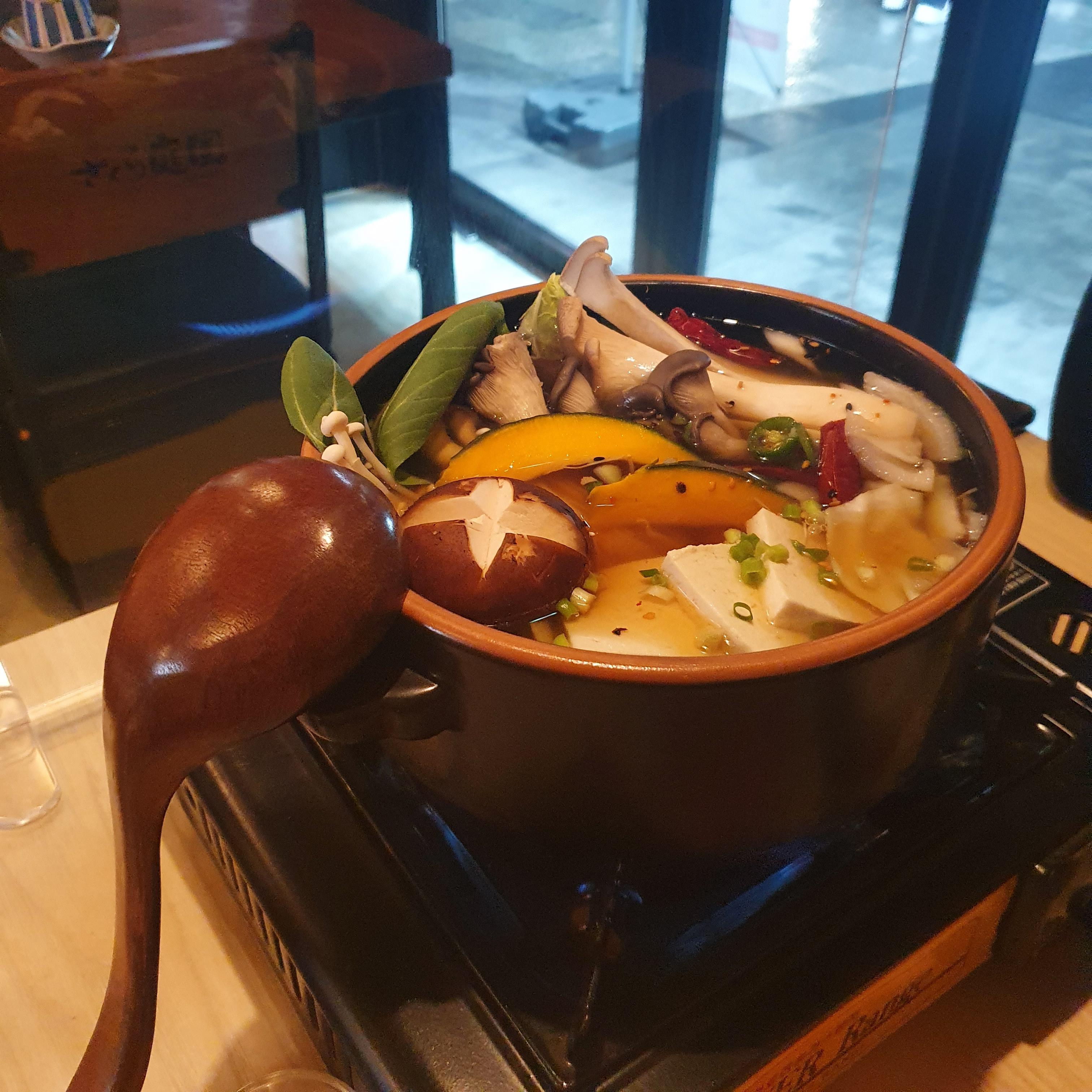 사쿠라테이엔-모츠나베-버섯-두부-청경채
