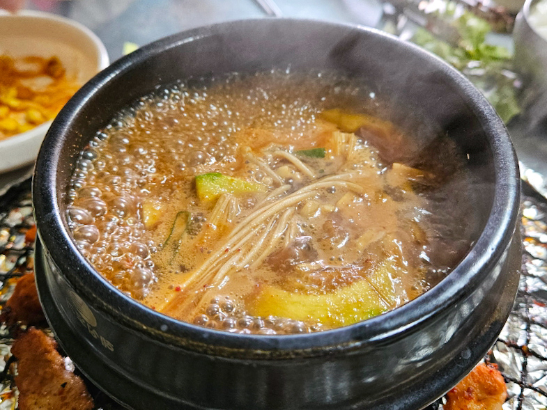 백반기행 원주 청국장을 연탄 불에 올려 끓여먹는 사진