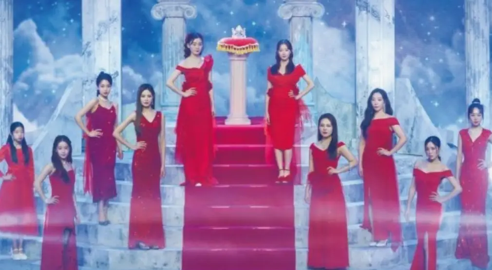 미스트롯3-
흰색 얼을 궁전 배경 얼음계단 위 가운데 빨간 카페트 를 중심으로 주변에 빨간드레스를 입은 출연자들