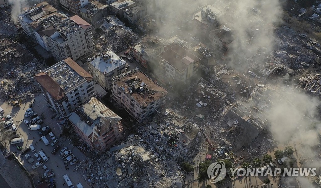  튀르키예·시리아 지진 사망자 2만명 넘었다.