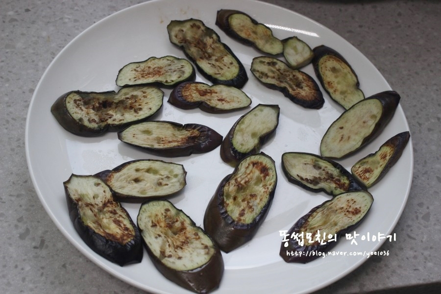 맛을 좋게 하기 위해 양념한 것