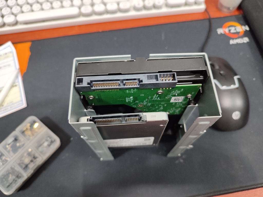 하드디스크 철재 고정 가이드에 SSD 고정시키기 (3)