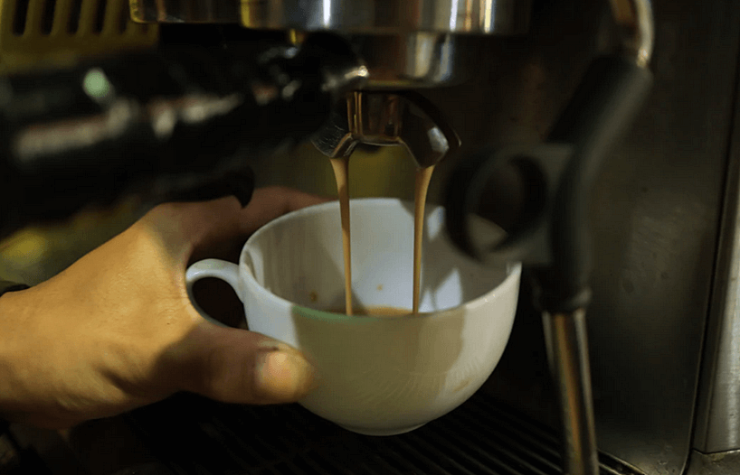 머신을-통해-커피타는-모습