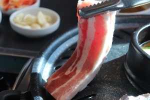 돼지고기를 뒤집는 사진