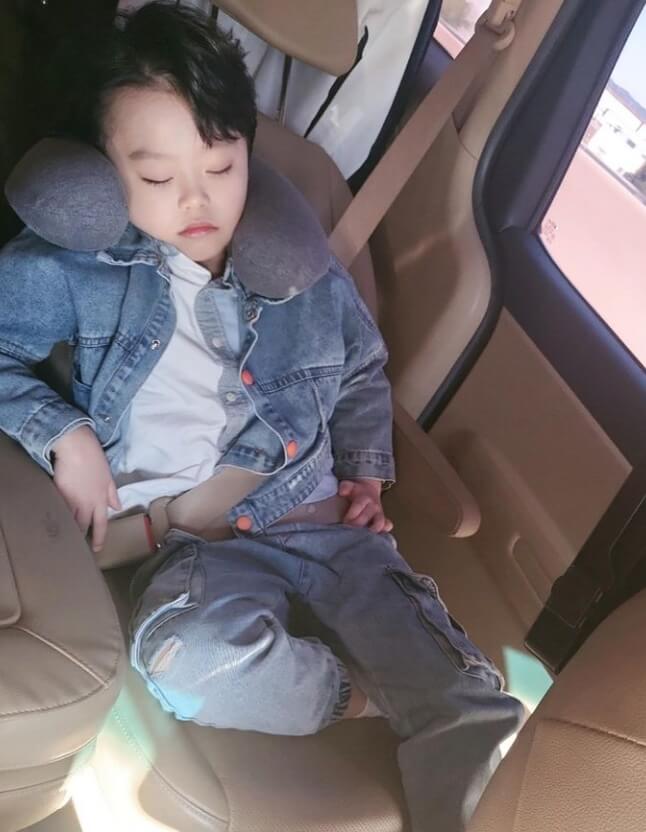 자동차안에서-잠을자고있는-어린아이의모습