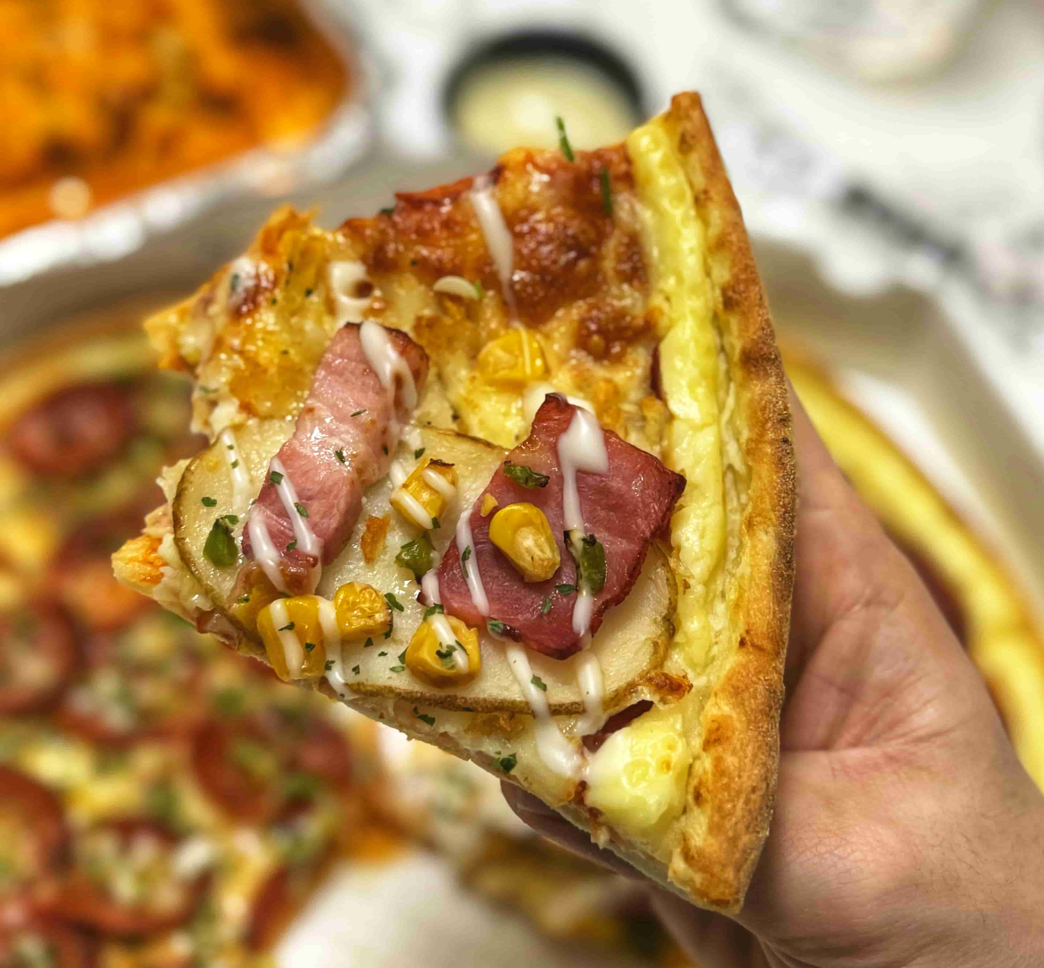 배달 피자 맛집 &#39;피자와일드&#39;의 포테이토 피자를 먹는 사진