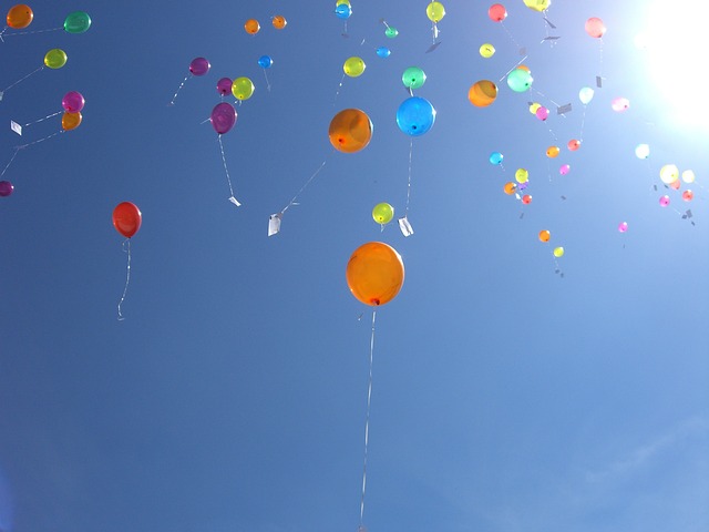 하늘 높이 헬륨가스를 넣은 풍선들이 날아오르고 있다.