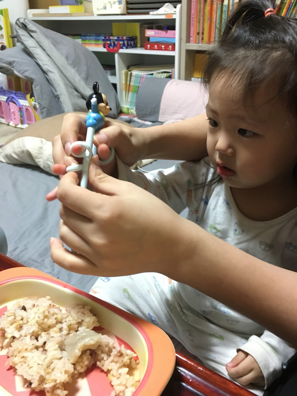  리아의 젓가락질 연습