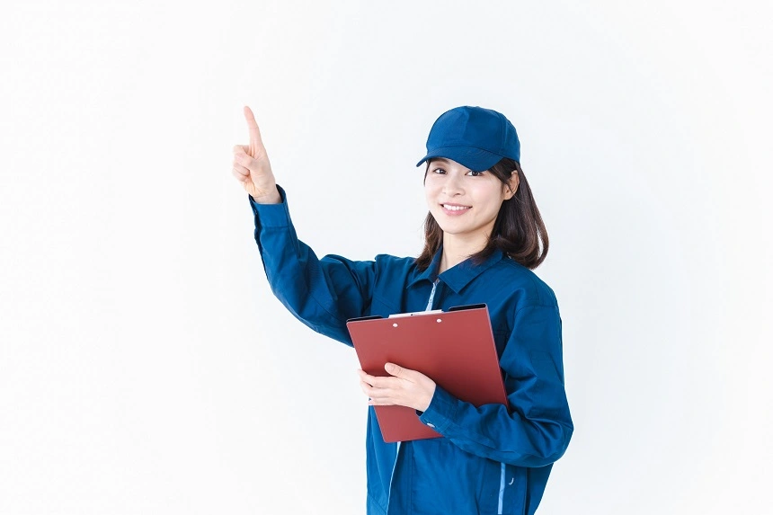 위를 가리키는 여성