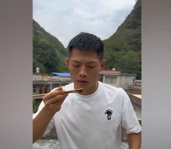 "하다 하다 살아있는 말벌까지 먹방했다는 중국인 인플루언서, 얼굴 만신창이 된 남성의 최후"